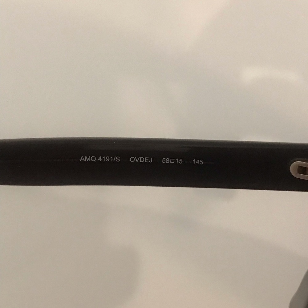 Stylish Gold and Black Sunglasses - Picture 5 of 6